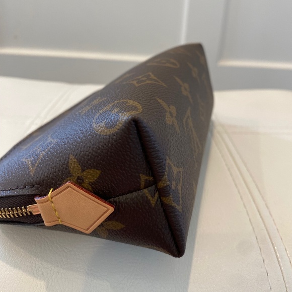 Louis Vuitton Cosmetic Pouch - Picture 5 of 12